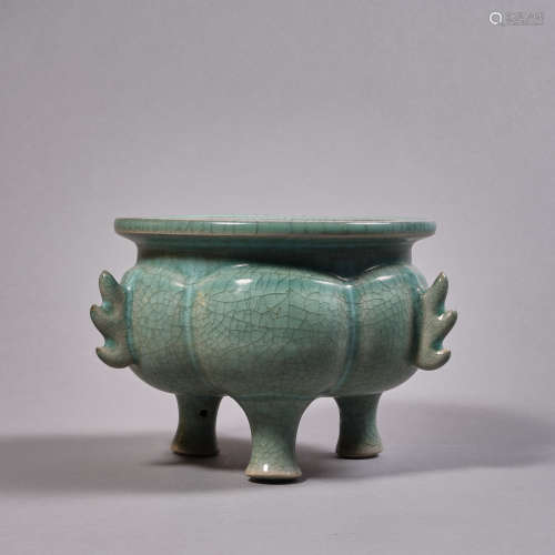 A Chinese Porcelain Guan-Type Tripot Censer