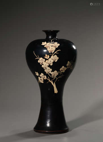 A Chinese Porcelain Ji-Type Meiping Vase