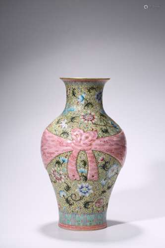 A Chinese Porcelain Famille Rose Interlock Branches Vase Mar...