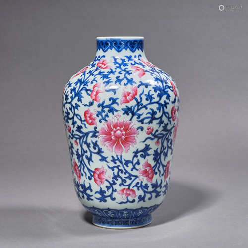 A Chinese Porcelain Blue and White 
Interlock Branches Vase