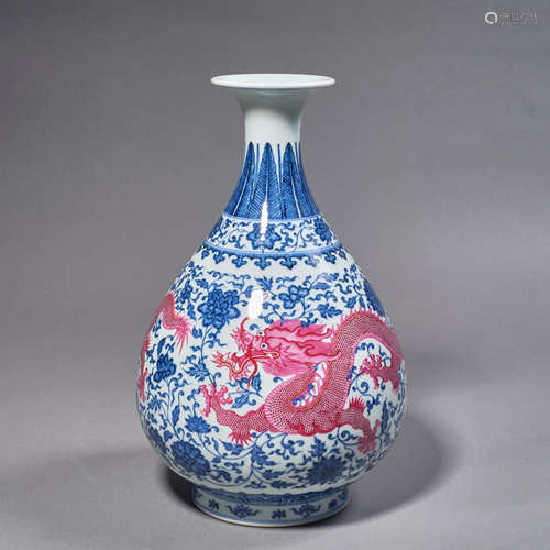 A Chinese Porcelain Blue and White Dragon Vase