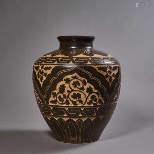 A Chinese Porcelain Ji-Type Carved Vase