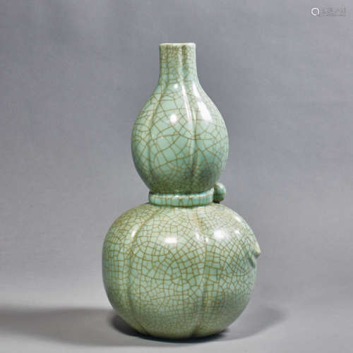 A Chinese Porcelain Ge-Type Double-Gourd Vase