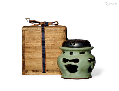 明 龙泉窑青釉镂雕小炉
