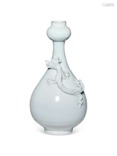 清早期 德化窑白瓷螭龙纹蒜头瓶
