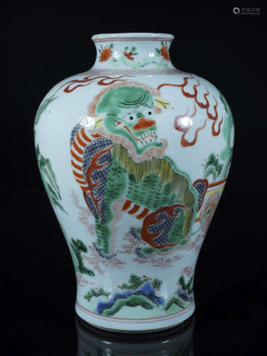 Wucai Lion Meiping Vase