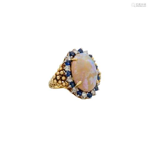 Ring mit weißem Opal, Saphiren, Brillanten