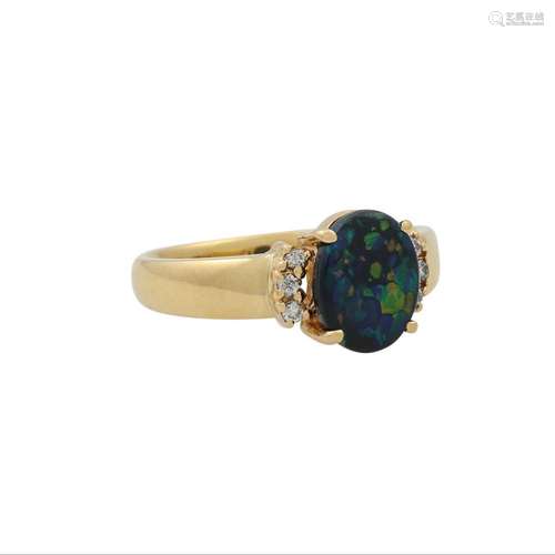 Ring mit Opal, seitlich 6 Brillanten zus. ca. 0,06 ct,