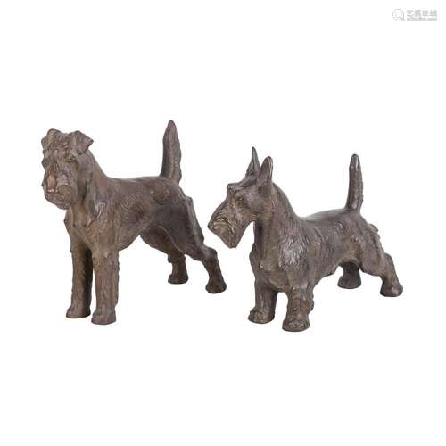 BILDHAUER/IN 19./20. Jh., 2 Hundefiguren "Airdaleterrie...