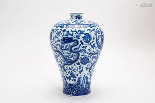 A BLUE AND WHITE PORCELAIN MEIPING VASE