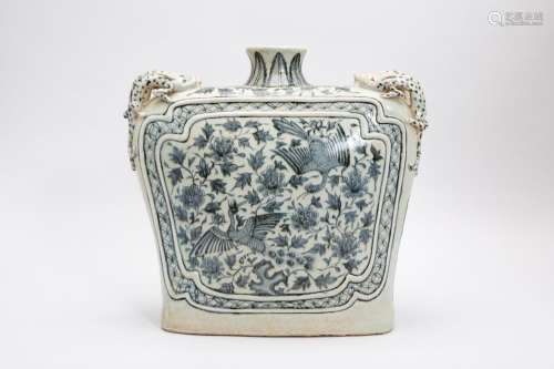 A BLUE AND WHITE SQUARE VASE