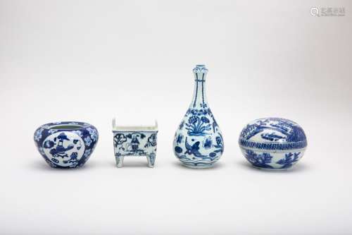 A GROUP OF CHINESE BLUE AND WHITE CERAMICS