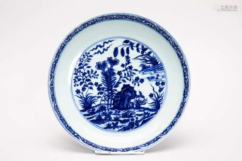 A BLUE AND WHITE PORCELAIN DISH