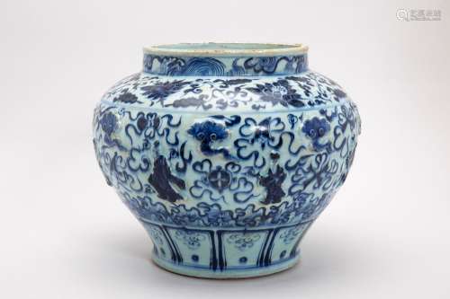 A BLUE AND WHITE PORCELAIN BALUSTER JAR