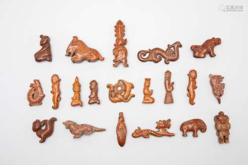 A QUANTITY OF CARVED HARDSTONE FIGURES & ANIMALS