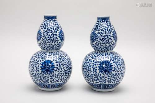 A PAIR OF BLUE AND WHITE DOUBLE GOURD HULUPING VASES