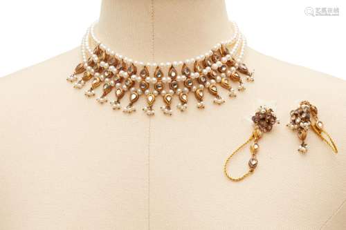 A CULTURED FRESHWATER PEARL NECKLACE AND EARRINGS SET