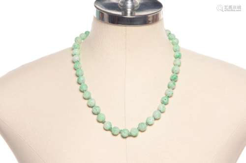 A JADE BEAD NECKLACE AND OTHER ITEMS