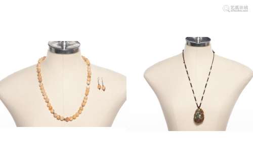 A JADE PENDANT NECKLACE AND AGATE NECKLACE WITH EARRINGS SET