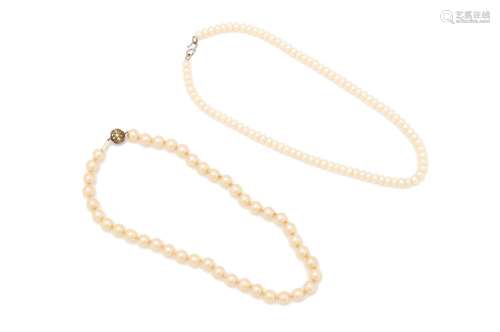 A FRESHWATER PEARL NECKLACE AND OTHER