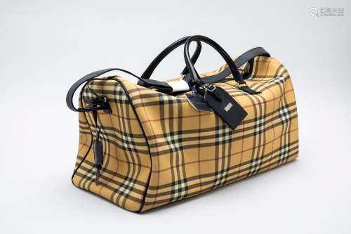 A LARGE BURBERRY DUFFLE BAG