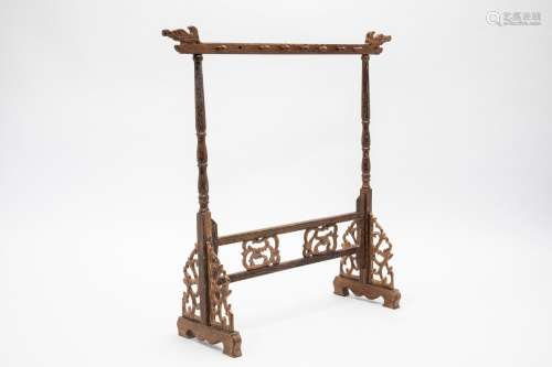 A ORNATE CARVED WOOD CALLIGRAPHY BRUSH STAND