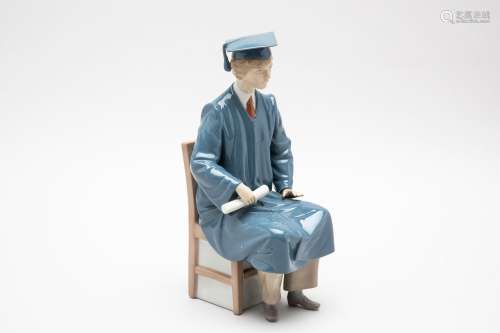 A LLADRO PORCELAIN FIGURE, BOY GRADUATE