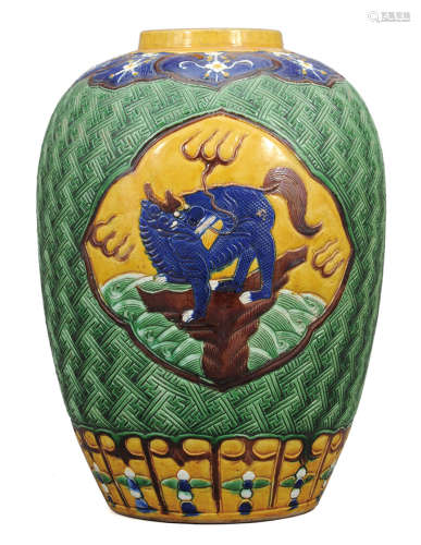 十九世紀 素三彩雕瓷錦地開光海獸圖罐 “大清康熙年製”款