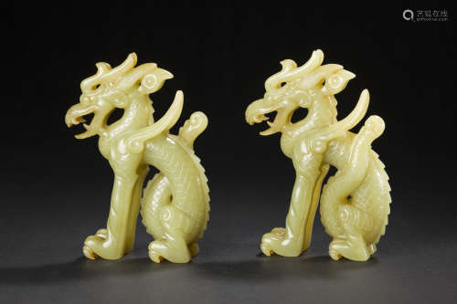 Jade Ornament of Two Dragons from Ming明以前符合唐代玉龙