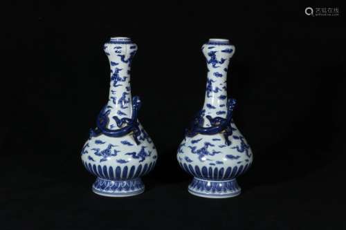 A Pair of Blue and White Kiln Vase青花瓶一对