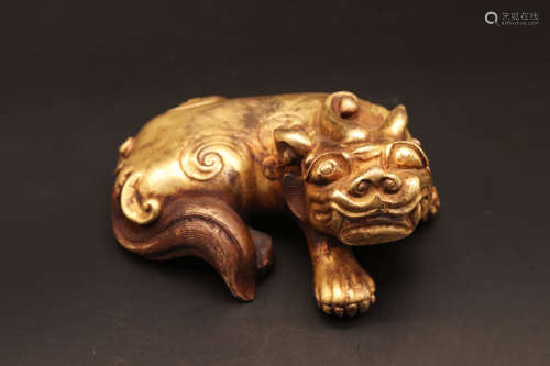 Copper and Golden Ornament in Beast form铜鎏金瑞兽