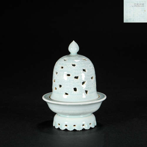 清時代天青釉雕瓷熏爐