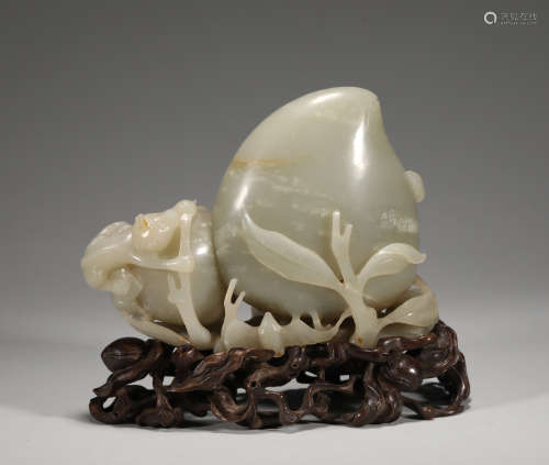 Jade and longevity peach ornaments from Hetian in qing Dynas...