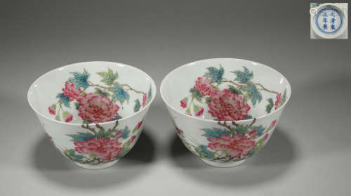 Chinese 17th century Yongzheng pastel tea cup