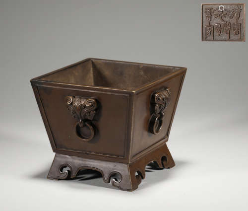 Chinese bronze censer with animal handle from qing Dynasty