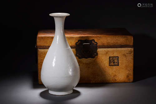 Incised White Glaze Dragon Meiping