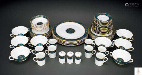 皇家道爾頓 卡萊爾 八人餐具 包括餐碟, 餐杯連碟, 湯碗連碟, 小碟...