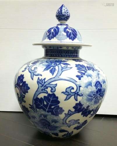 Large Chinese Blue and White Porcelain Covered Jar Vase 3 Ch...