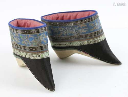 Pair of Embroidered Silk Shoes With Padded Lining
