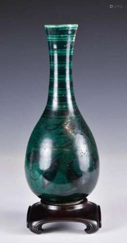 A Spinach Glaze Vase, Ming