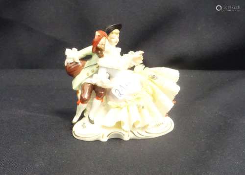 SMALL PORCELAIN FIGURE GROUP / LACE FIGURE