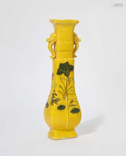 A Chinese yellow crackle glaze porcelain vase