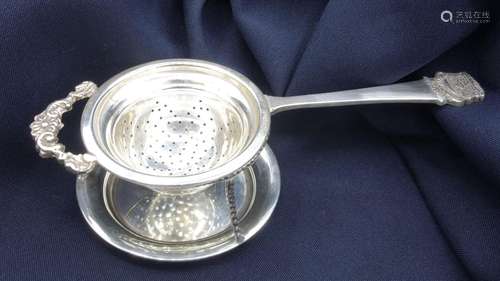 TEA STRAINER WITH HOLDER