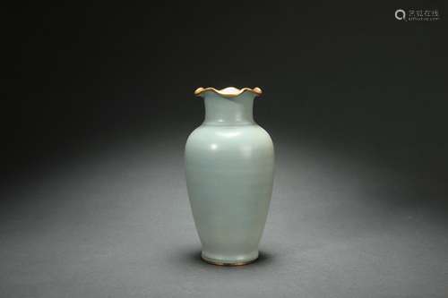 Ru Kiln Vase with Sunflower-shaped Mouth and Gold Rim Design