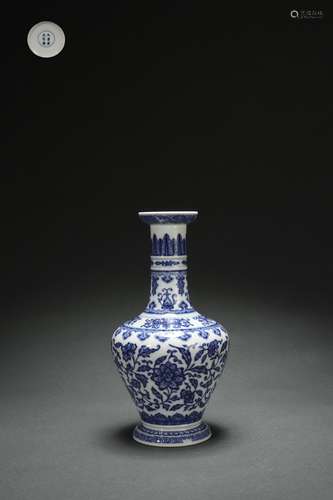 Blue-and-white Vase with Interlaced Lotus Flower Patterns an...