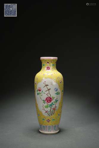 Famille Rose Vase with Flower and Bird Patterns on Decorated...