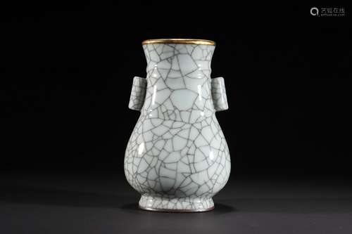 Ge Kiln Vase with Piercing Handles and Gold Rim Design