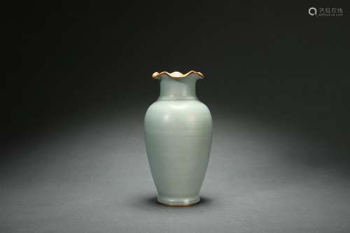 Ru Kiln Vase with Sunflower-shaped Mouth and Gold Rim Design