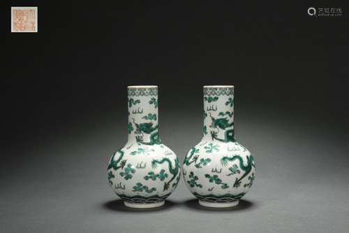 Pair Globular-shaped Vases with CHI Dragons Design, Qianlong...