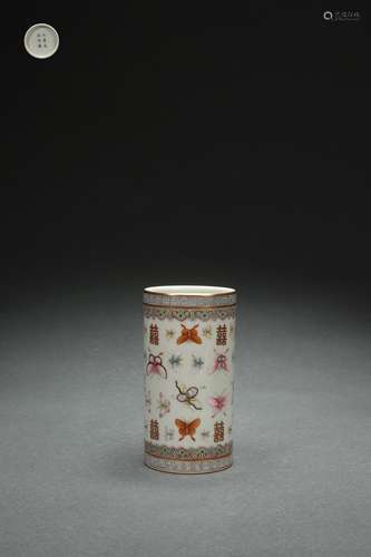 Famille Rose Brush Holder with Flower and Butterfly Patterns...